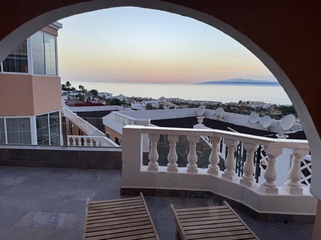 3 makuuhuone Huvila myytävänä paikassa San Eugenio, Adeje mukana 
autotalli - 545 000 € (Ref: 9503003)