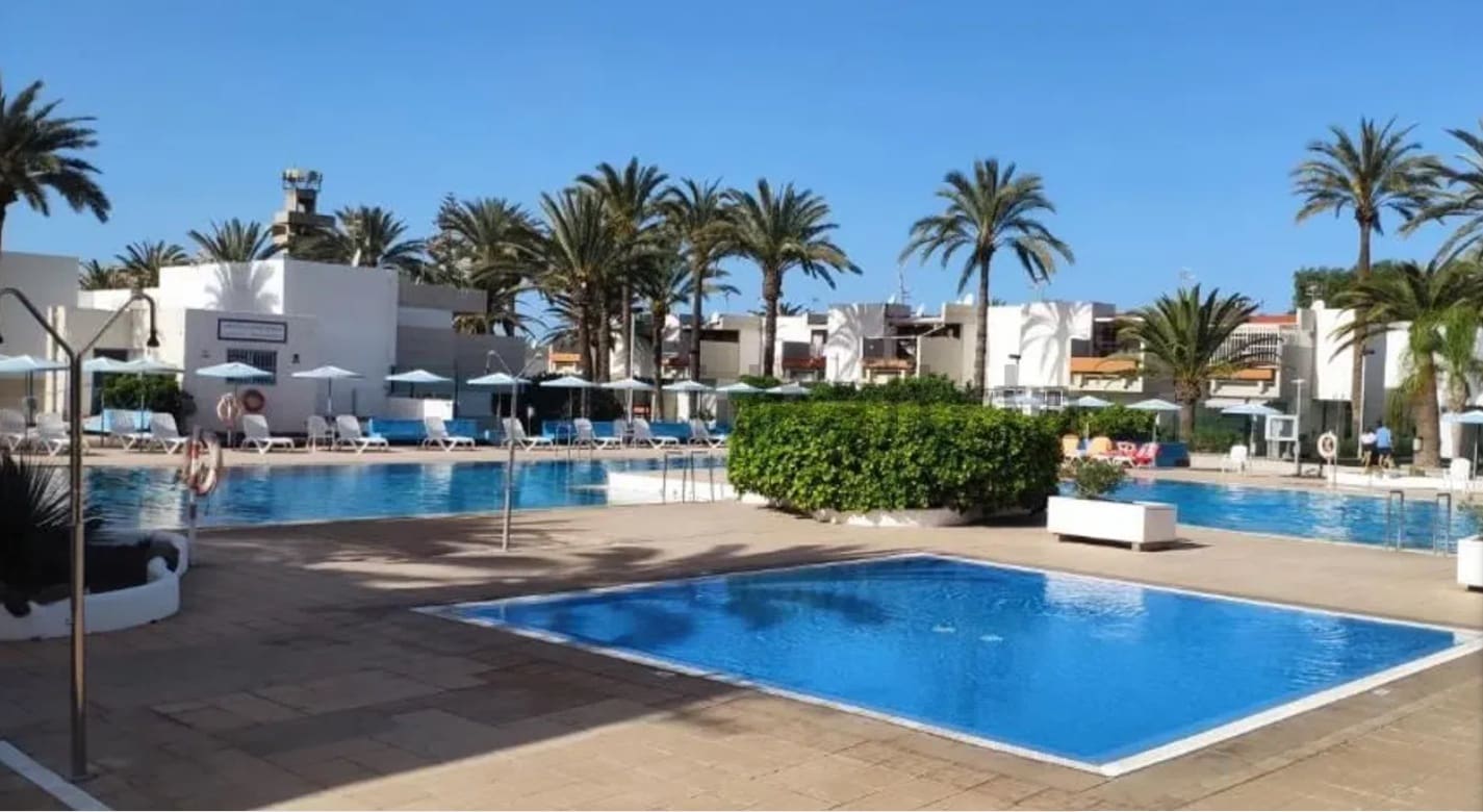 2 slaapkamer Appartement te koop in Costa del Silencio met zwembad garage - € 188.000 (Ref: 9698671)