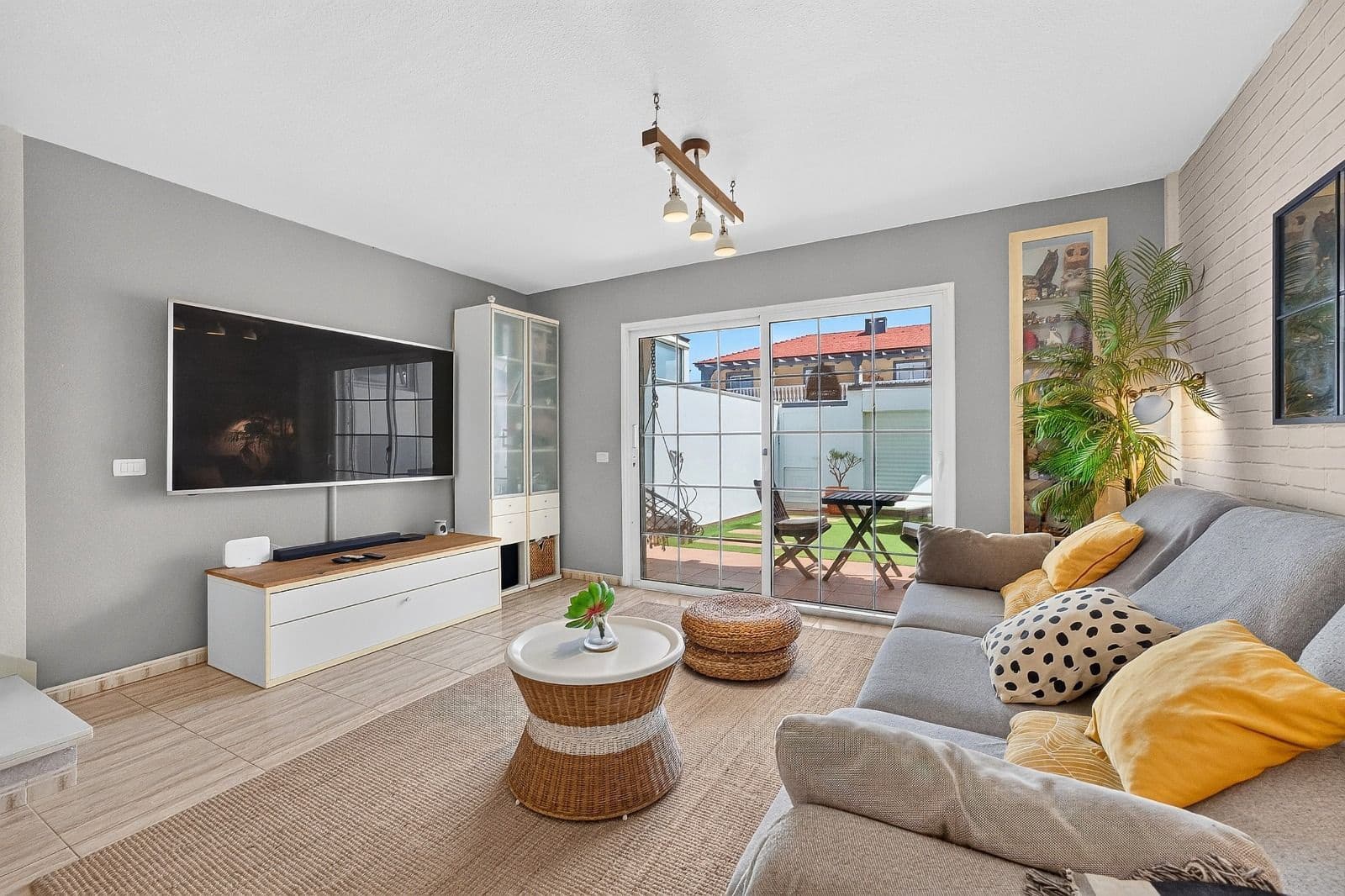 3 slaapkamer Huis te koop in El Medano met zwembad - € 420.000 (Ref: 9990265)