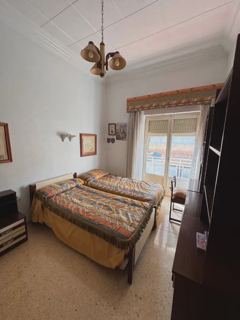 7 bedroom Townhouse for sale in Elda with garage - € 315,000 (Ref: 10094965)
