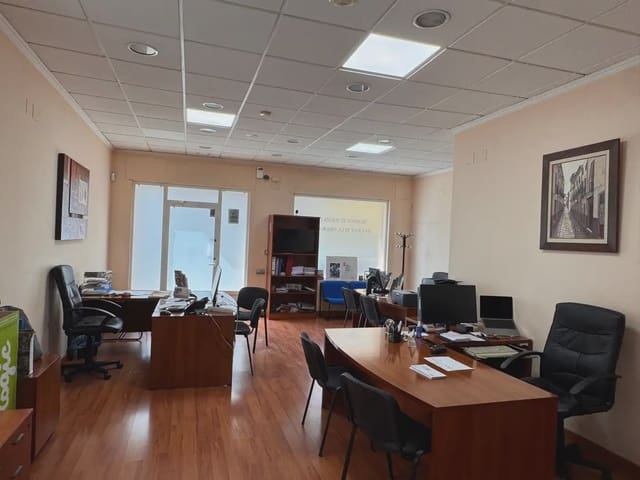 7 bedroom Townhouse for sale in Elda with garage - € 315,000 (Ref: 10094965)