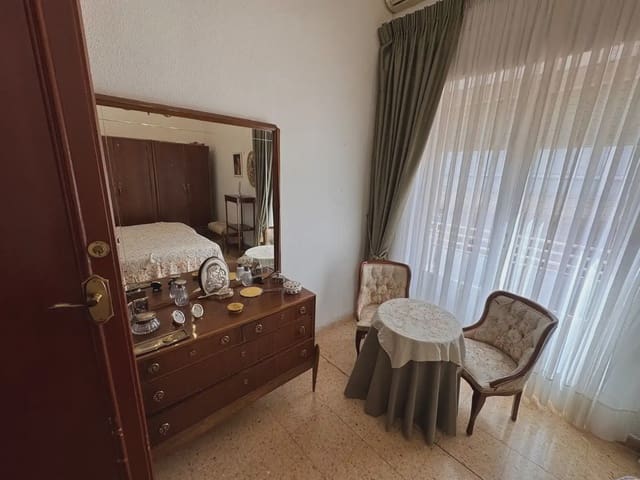 7 bedroom Townhouse for sale in Elda with garage - € 315,000 (Ref: 10094965)