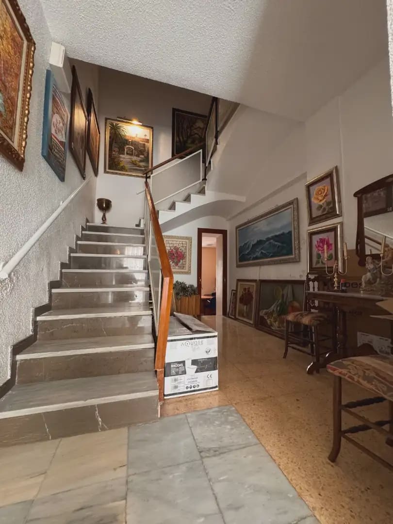 7 bedroom Townhouse for sale in Elda with garage - € 315,000 (Ref: 10094965)