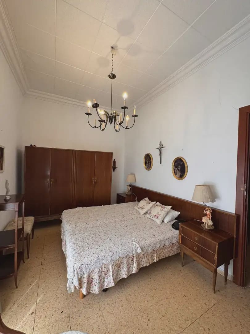 7 bedroom Townhouse for sale in Elda with garage - € 315,000 (Ref: 10094965)