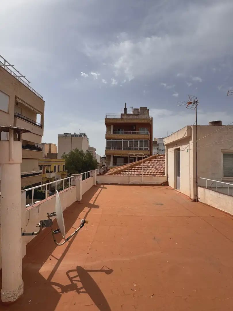 7 bedroom Townhouse for sale in Elda with garage - € 315,000 (Ref: 10094965)