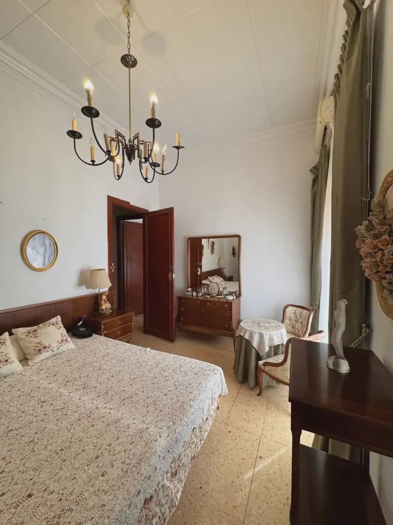 7 bedroom Townhouse for sale in Elda with garage - € 315,000 (Ref: 10094965)