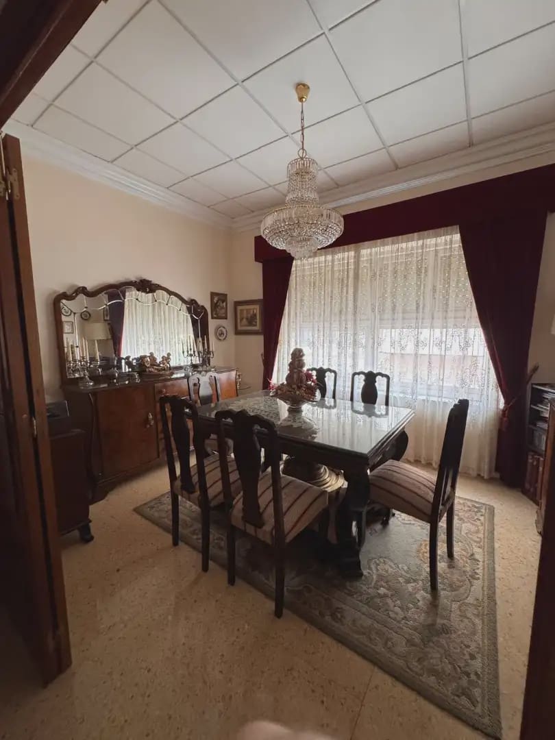 7 bedroom Townhouse for sale in Elda with garage - € 315,000 (Ref: 10094965)