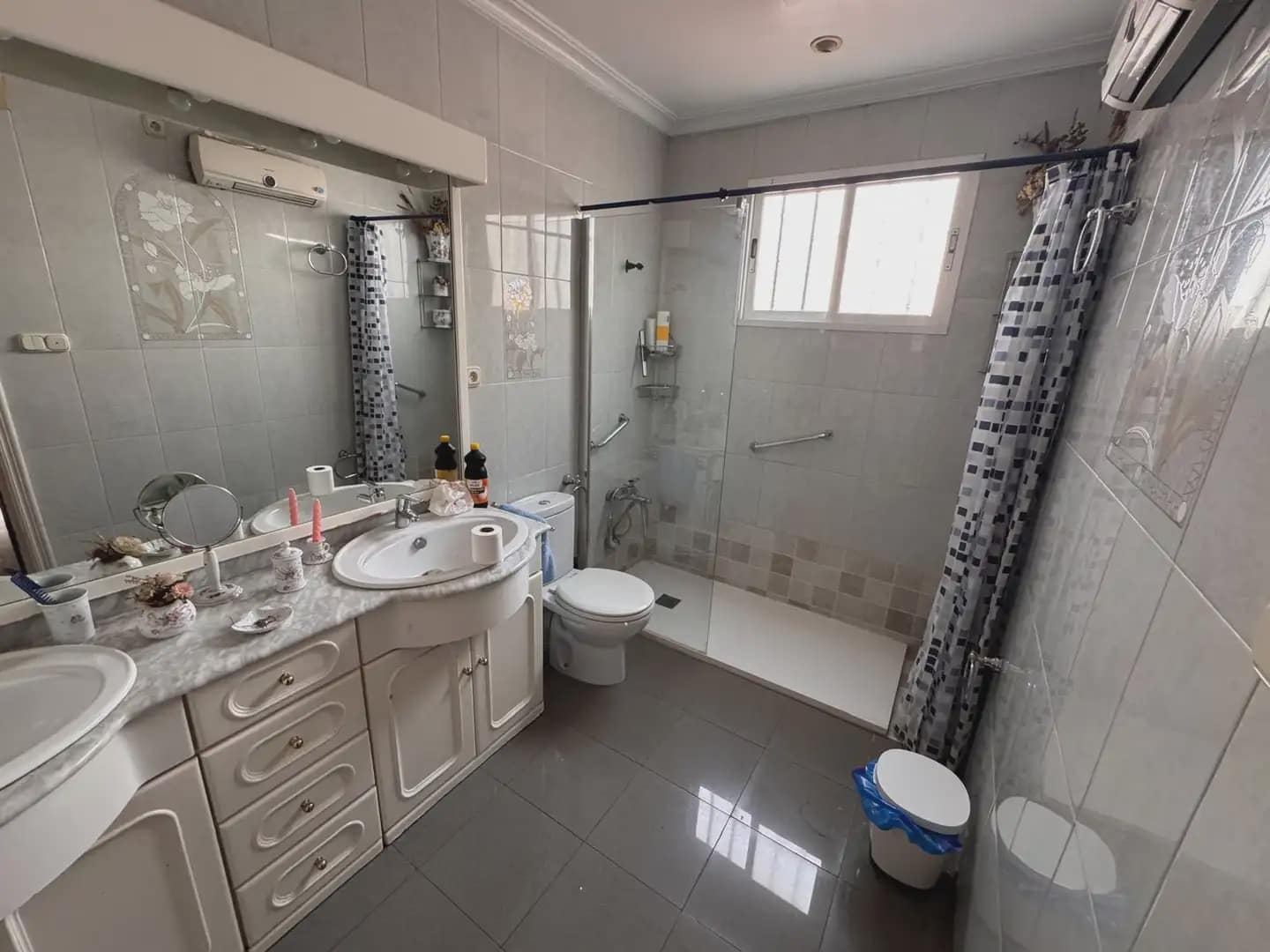 7 bedroom Townhouse for sale in Elda with garage - € 315,000 (Ref: 10094965)