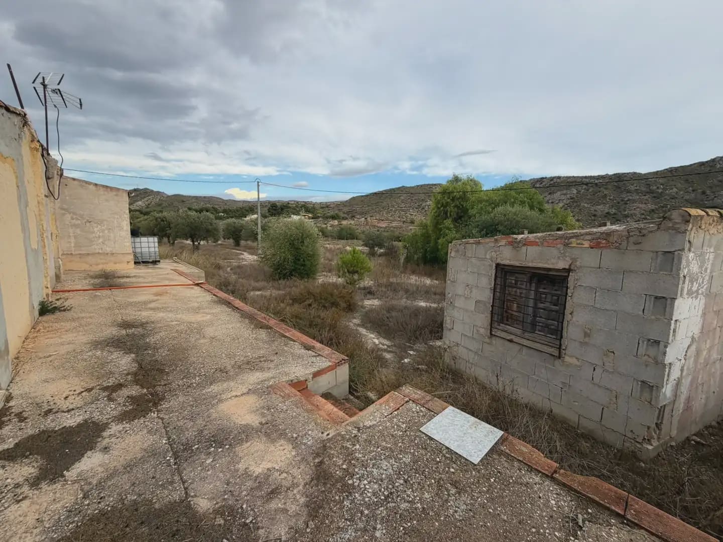 4 bedroom Finca/Country House for sale in Elda with garage - € 113,000 (Ref: 10165889)