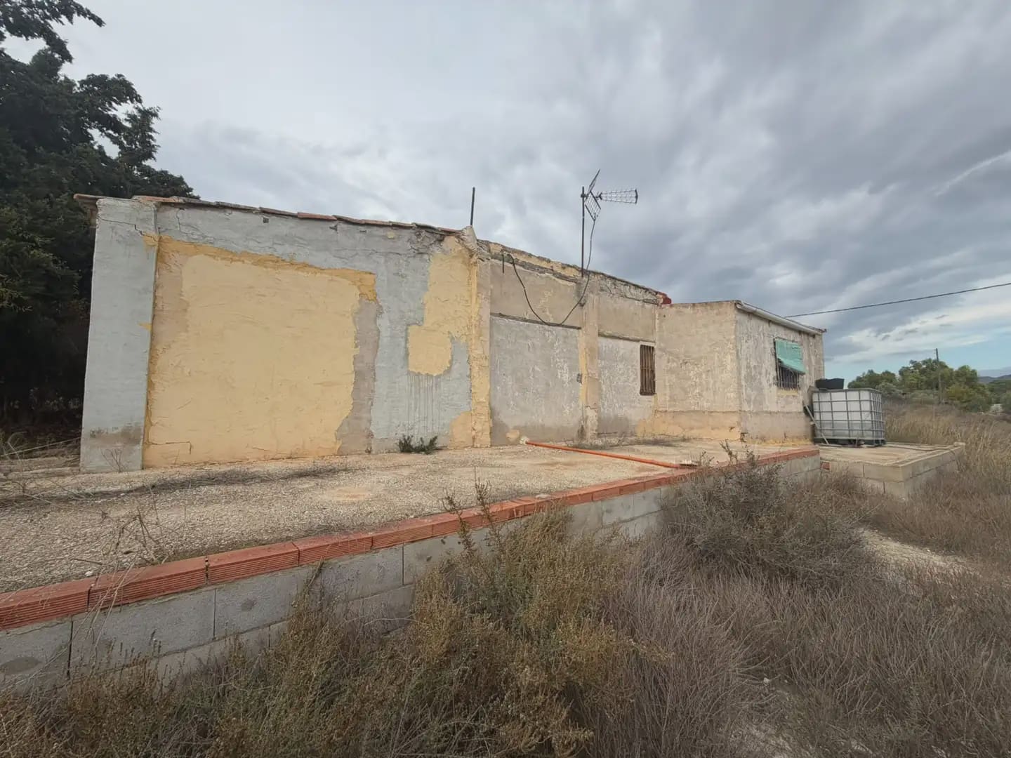 4 bedroom Finca/Country House for sale in Elda with garage - € 113,000 (Ref: 10165889)