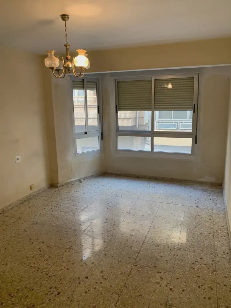 4 bedroom Flat for sale in Elda - € 80,000 (Ref: 9926923)