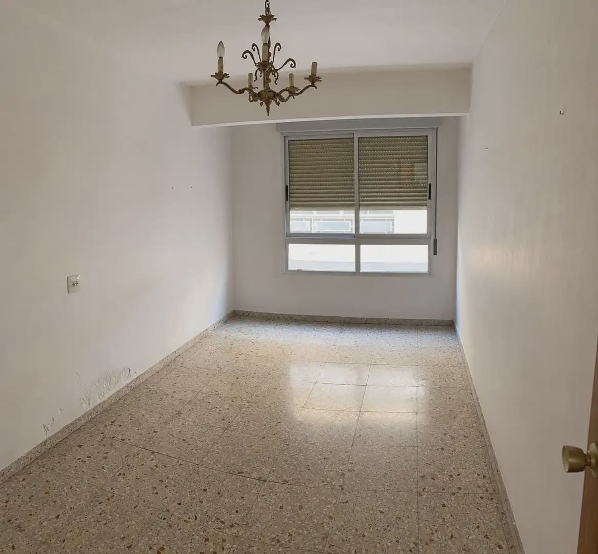 4 bedroom Flat for sale in Elda - € 80,000 (Ref: 9926923)
