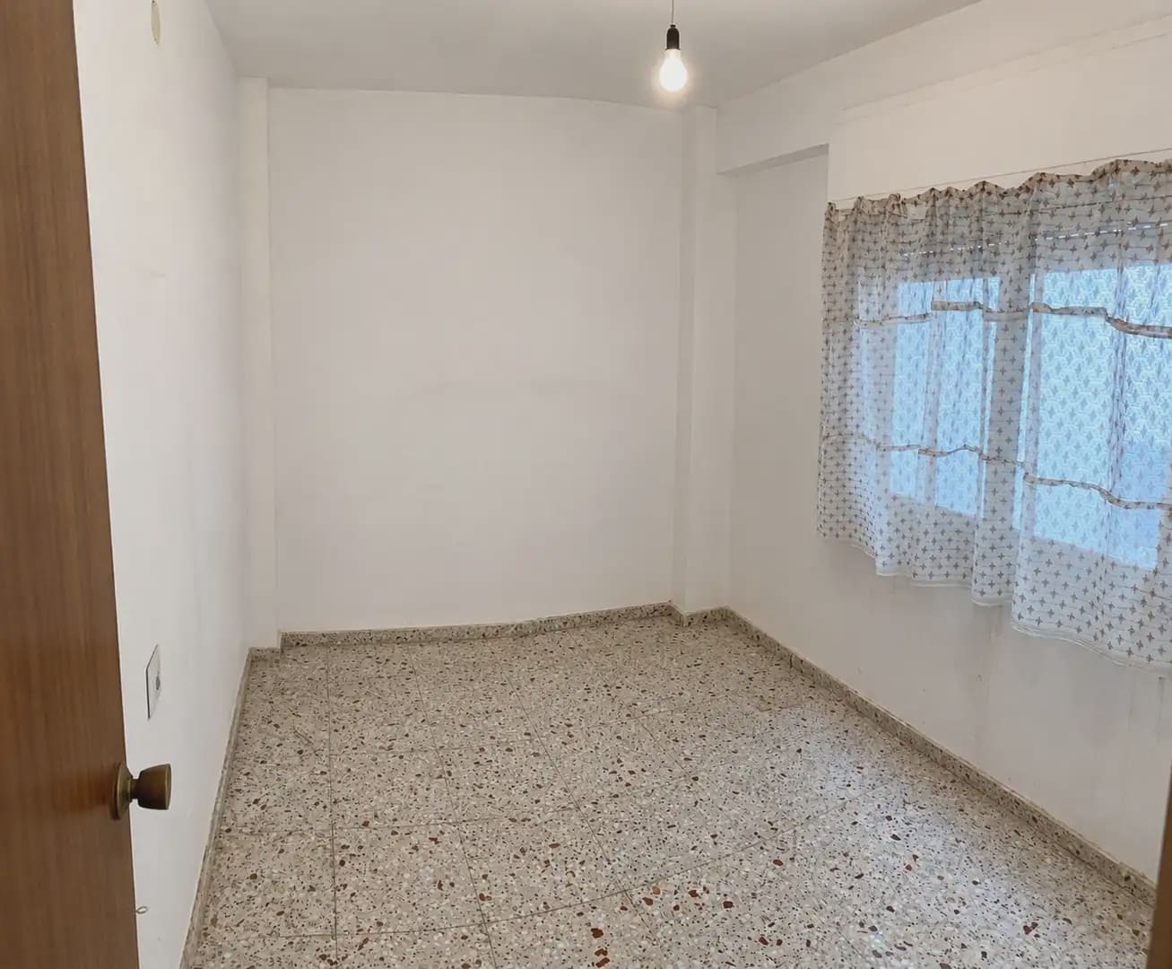 4 bedroom Flat for sale in Elda - € 80,000 (Ref: 9926923)