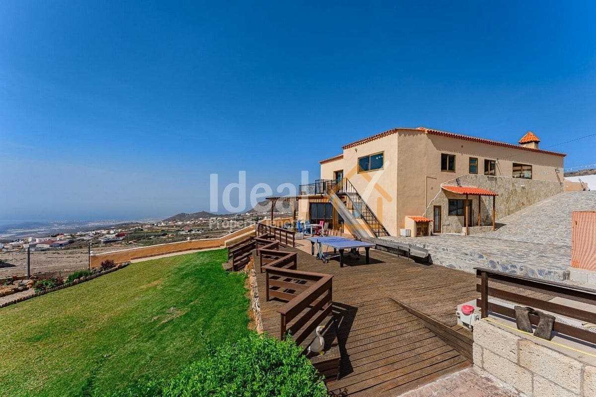 6 bedroom Villa for sale in San Miguel de Abona with pool garage - € 820,000 (Ref: 10141650)