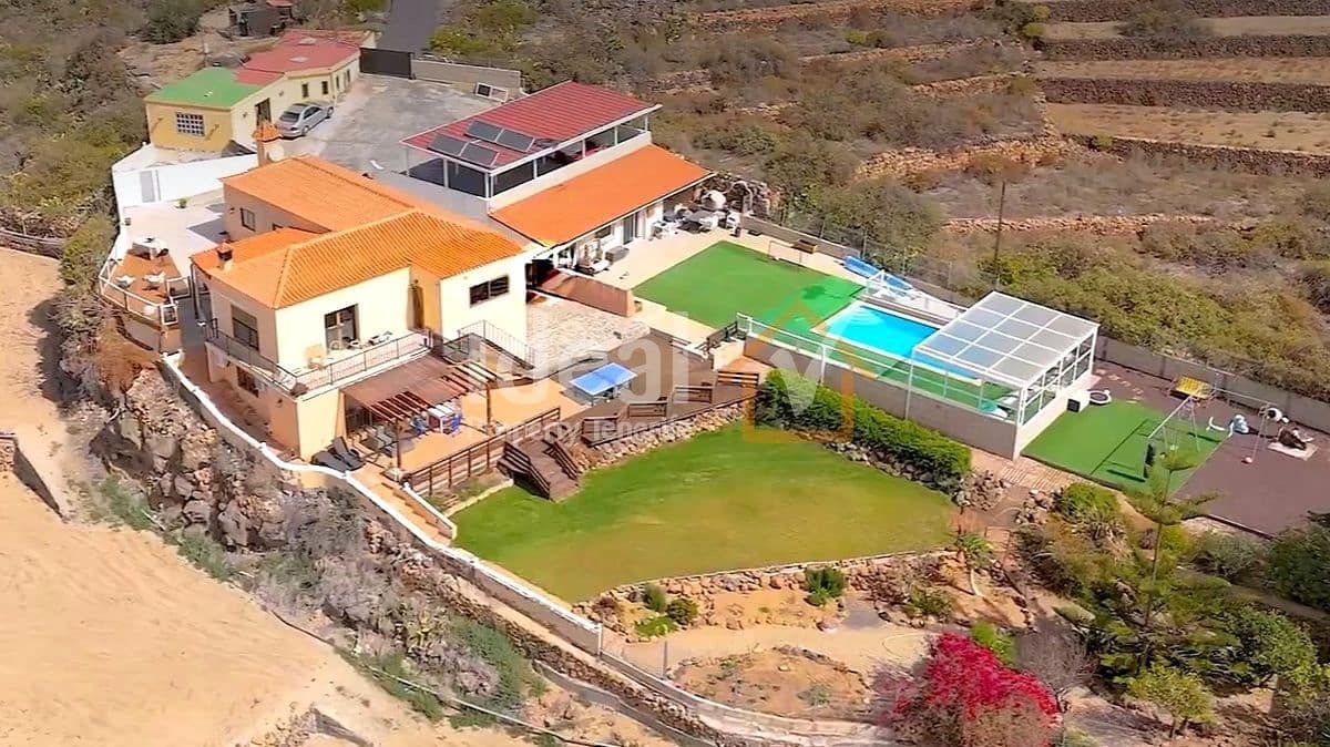 6 bedroom Villa for sale in San Miguel de Abona with pool garage - € 820,000 (Ref: 10141650)
