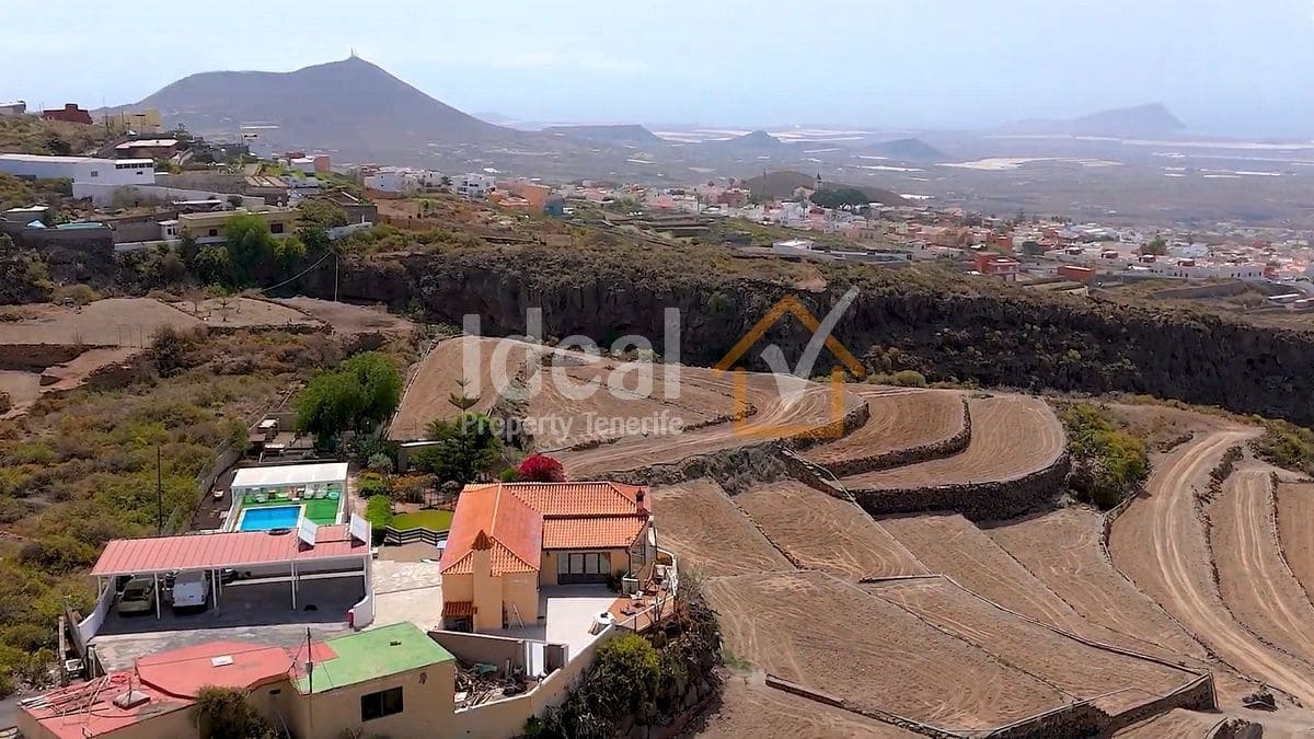 6 bedroom Villa for sale in San Miguel de Abona with pool garage - € 820,000 (Ref: 10141650)