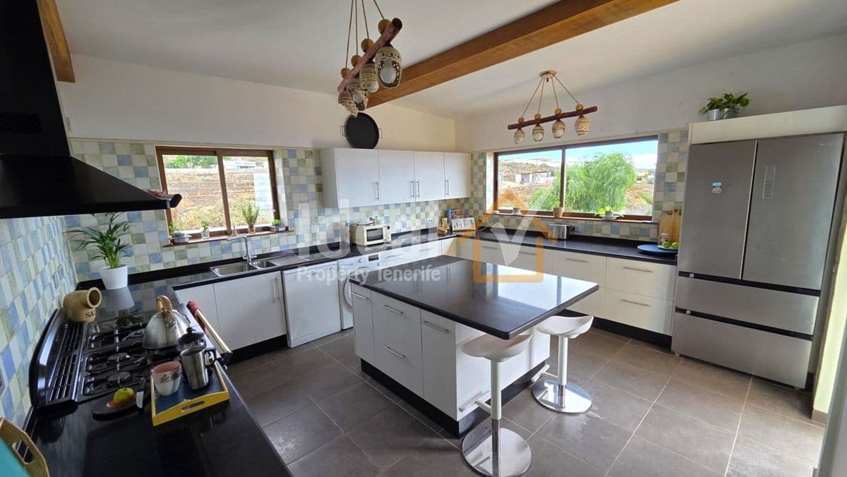 6 bedroom Villa for sale in San Miguel de Abona with pool garage - € 820,000 (Ref: 10141650)