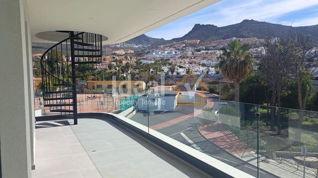 Ático de 2 habitaciones en Costa Adeje, Adeje en venta con piscina garaje - 750.000 € (Ref: 7836057)