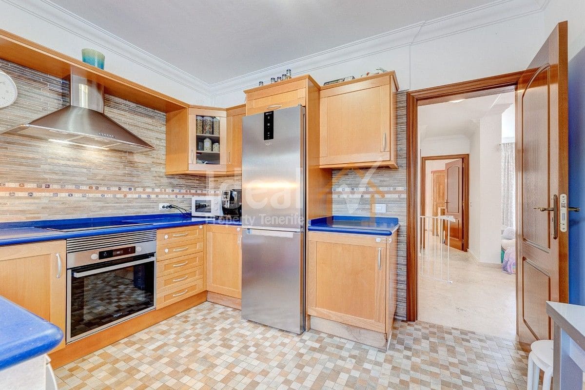 4 soveværelse Byhus til salg i Costa Adeje med swimmingpool garage - € 790.000 (Ref: 8222168)