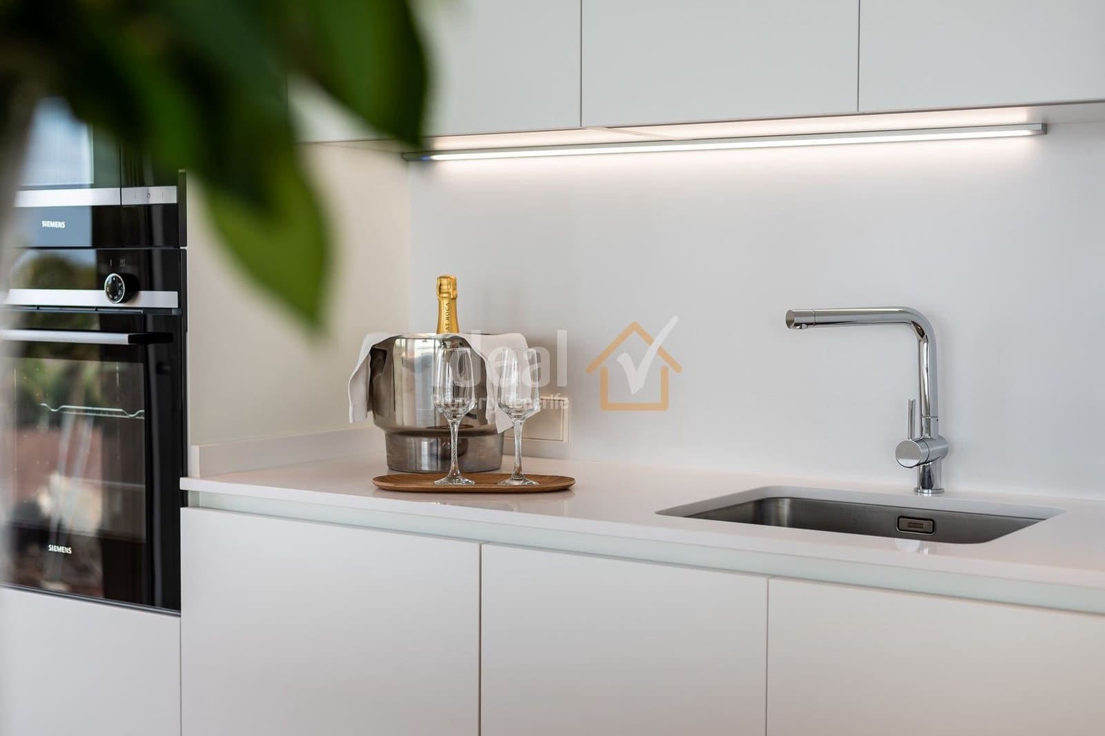 2 makuuhuone Huoneisto myytävänä paikassa Guia de Isora mukana uima-altaan 
autotalli - 1 010 000 € (Ref: 8479058)