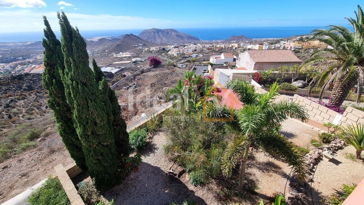 5 sypialnia Willa na sprzedaż w Arona z garażem - 1 045 000 € (Ref: 8629850)