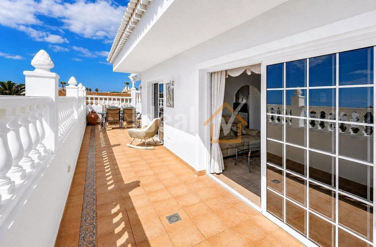 3 bedroom Villa for sale in Callao Salvaje with pool - € 850,000 (Ref: 8675624)