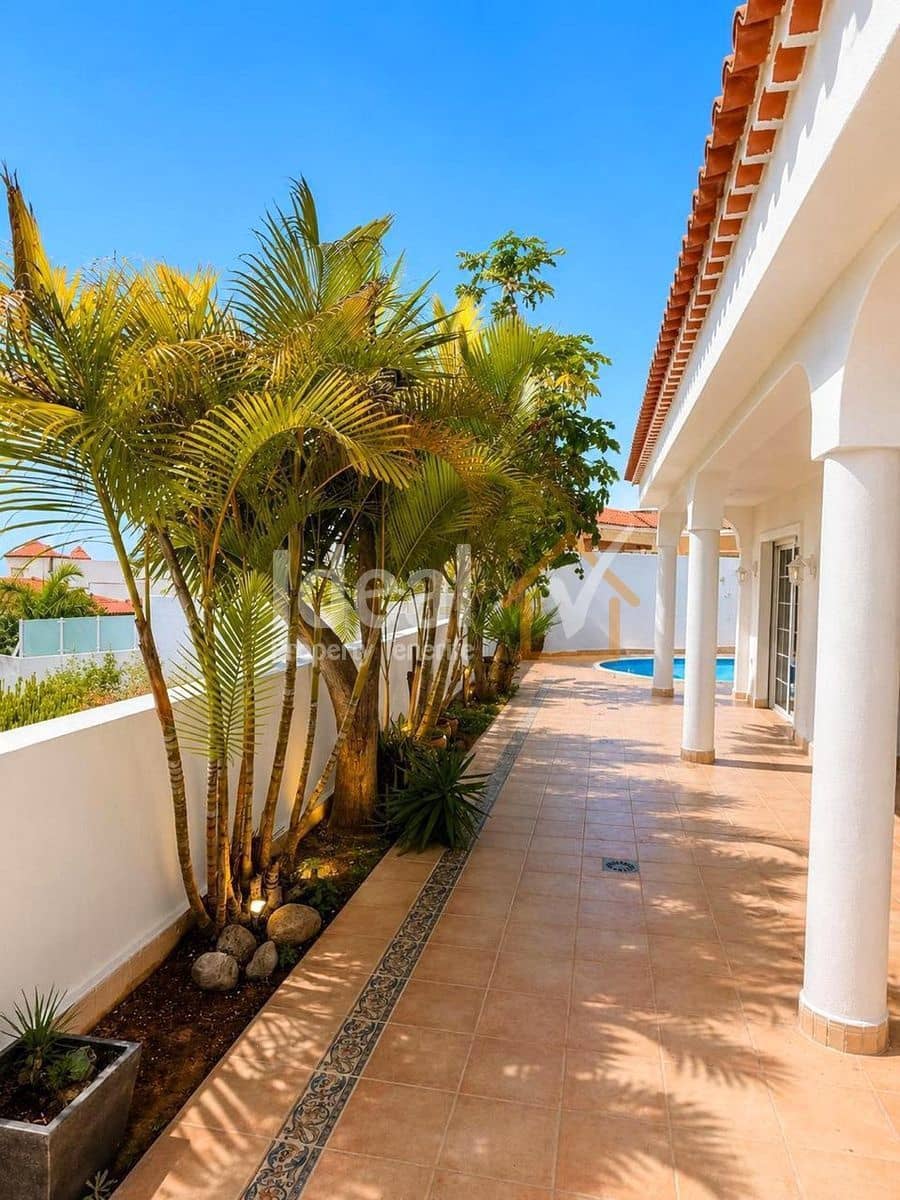 3 bedroom Villa for sale in Callao Salvaje with pool - € 850,000 (Ref: 8675624)