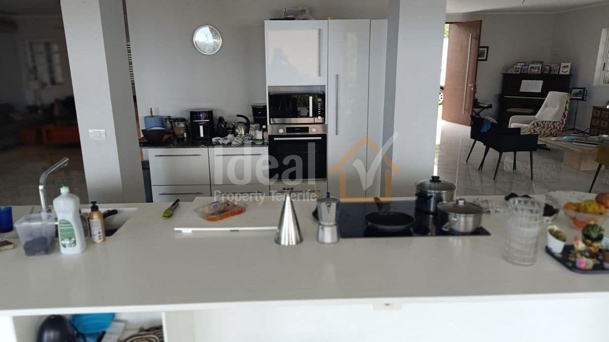 9 soverom Villa til salgs i Arona med svømmebasseng garasje - € 880 000 (Ref: 8942719)