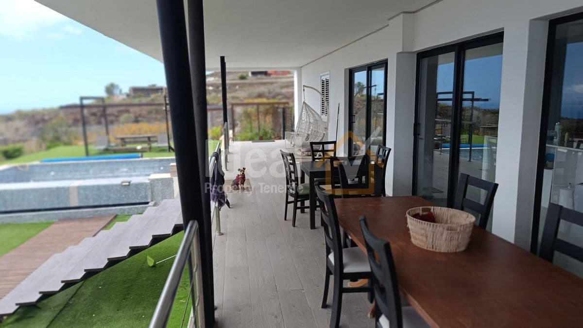 9 soverom Villa til salgs i Arona med svømmebasseng garasje - € 880 000 (Ref: 8942719)