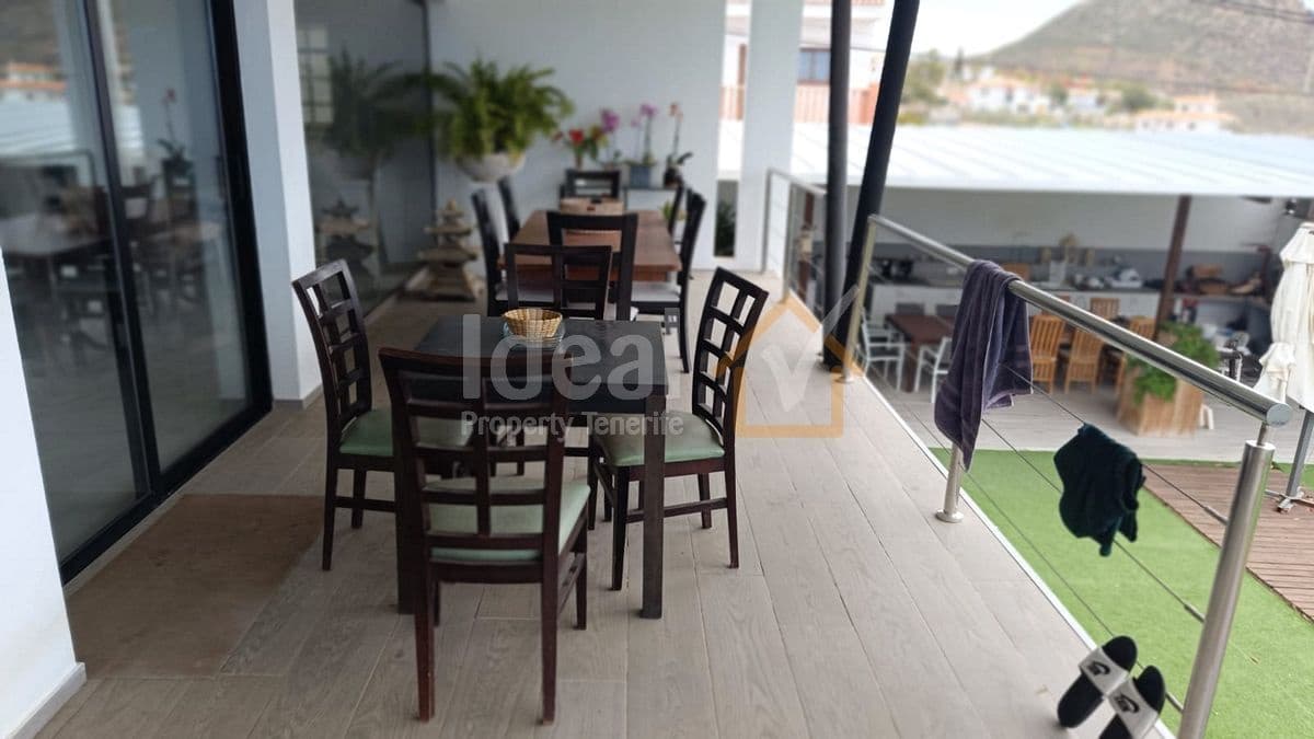 9 soverom Villa til salgs i Arona med svømmebasseng garasje - € 880 000 (Ref: 8942719)