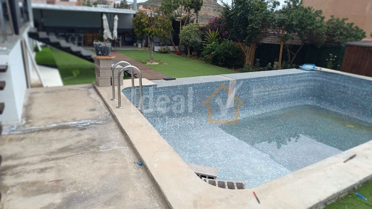 9 soverom Villa til salgs i Arona med svømmebasseng garasje - € 880 000 (Ref: 8942719)