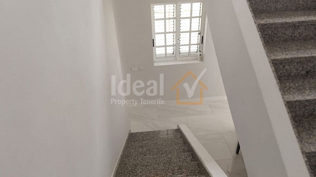 9 soverom Villa til salgs i Arona med svømmebasseng garasje - € 880 000 (Ref: 8942719)