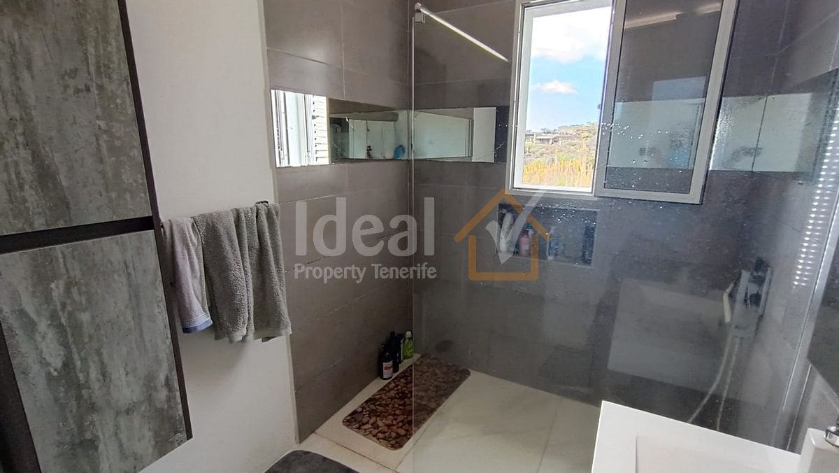 9 soverom Villa til salgs i Arona med svømmebasseng garasje - € 880 000 (Ref: 8942719)