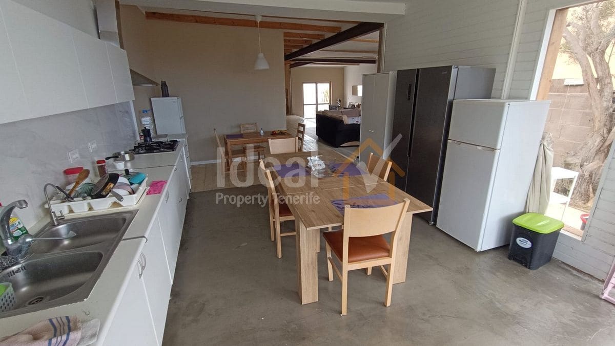 9 soverom Villa til salgs i Arona med svømmebasseng garasje - € 880 000 (Ref: 8942719)