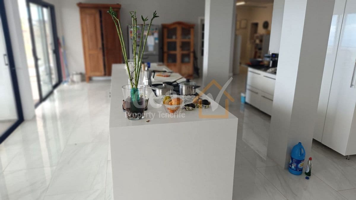 9 soverom Villa til salgs i Arona med svømmebasseng garasje - € 880 000 (Ref: 8942719)