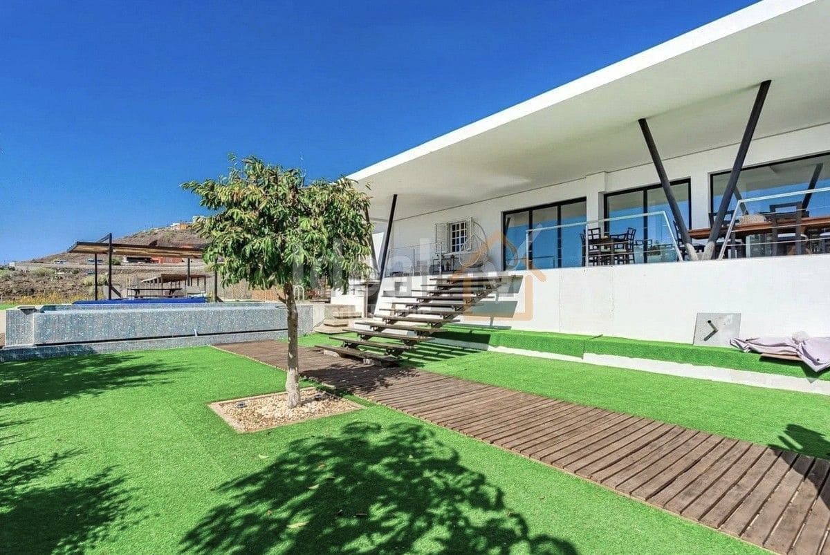 9 soverom Villa til salgs i Arona med svømmebasseng garasje - € 880 000 (Ref: 8942719)