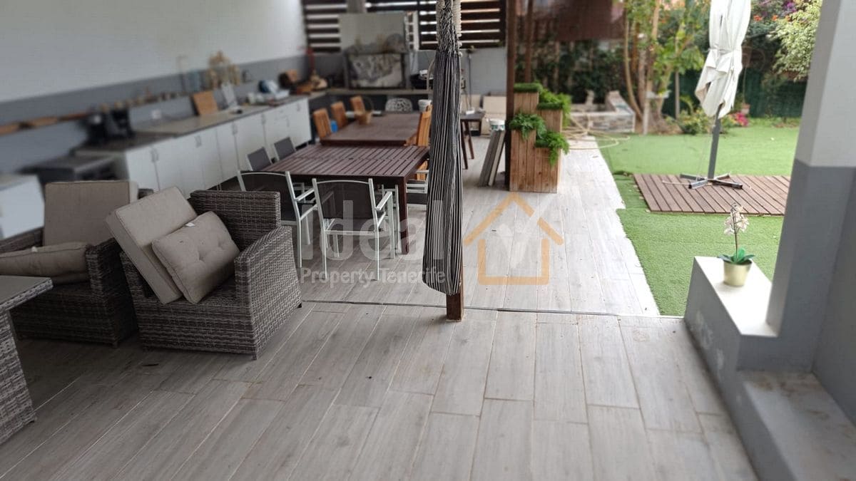 9 soverom Villa til salgs i Arona med svømmebasseng garasje - € 880 000 (Ref: 8942719)