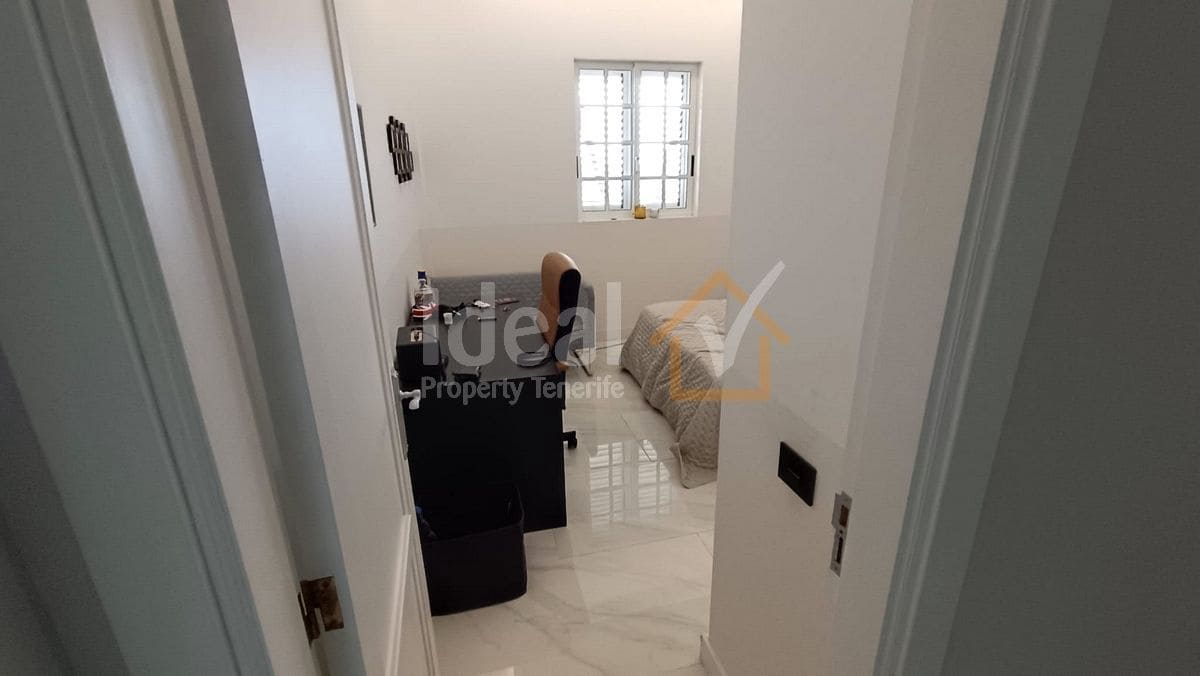 9 soverom Villa til salgs i Arona med svømmebasseng garasje - € 880 000 (Ref: 8942719)