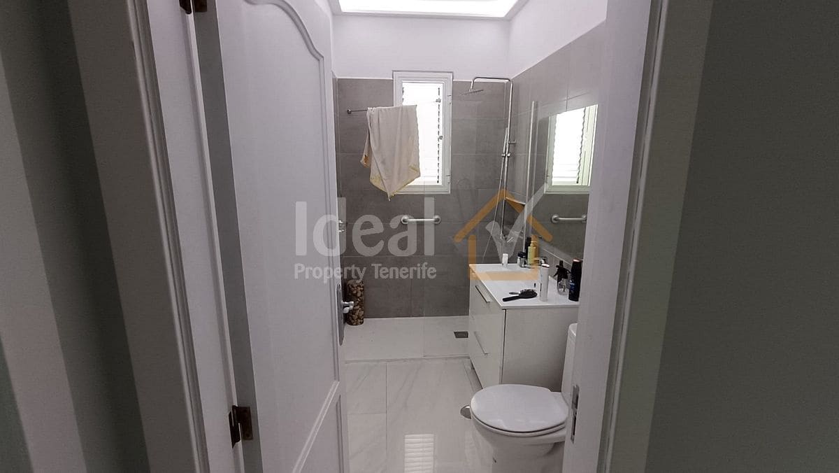 9 soverom Villa til salgs i Arona med svømmebasseng garasje - € 880 000 (Ref: 8942719)