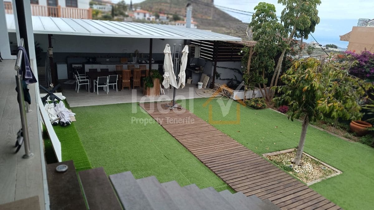 9 soverom Villa til salgs i Arona med svømmebasseng garasje - € 880 000 (Ref: 8942719)