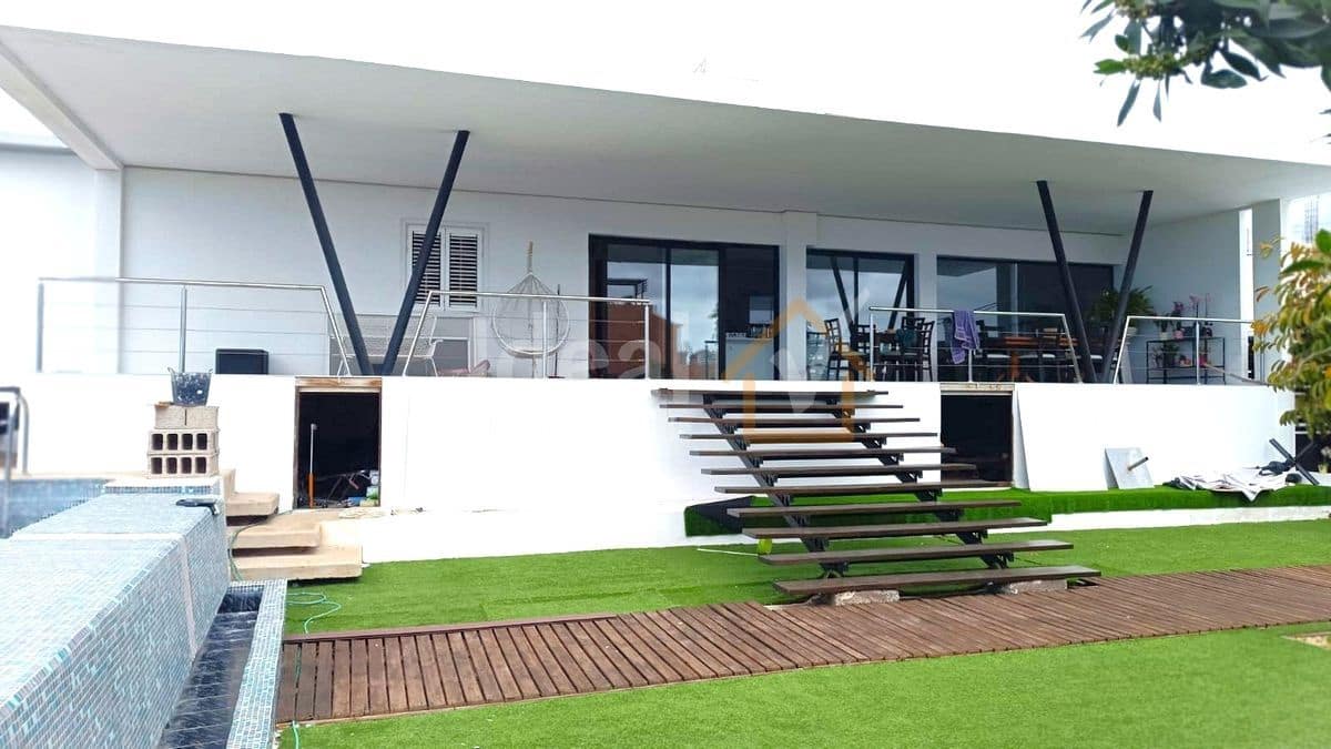 9 soverom Villa til salgs i Arona med svømmebasseng garasje - € 880 000 (Ref: 8942719)