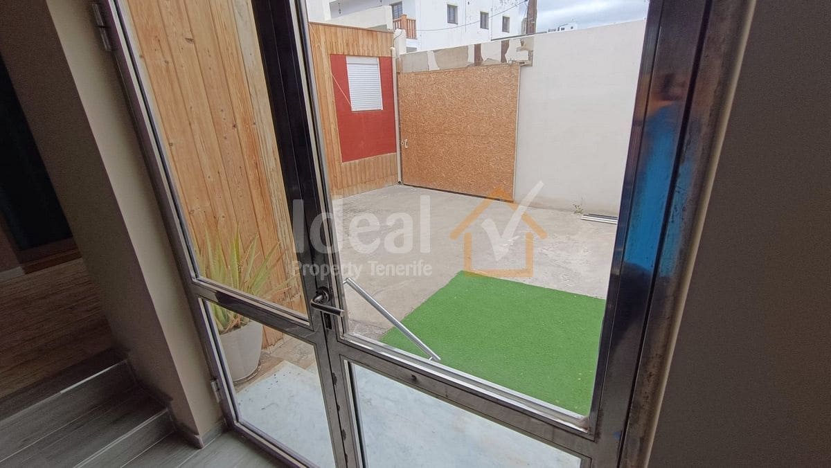 9 soverom Villa til salgs i Arona med svømmebasseng garasje - € 880 000 (Ref: 8942719)