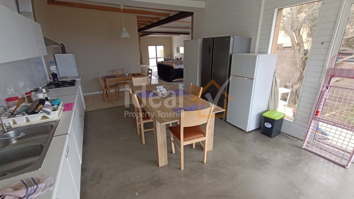 9 soverom Villa til salgs i Arona med svømmebasseng garasje - € 880 000 (Ref: 8942719)