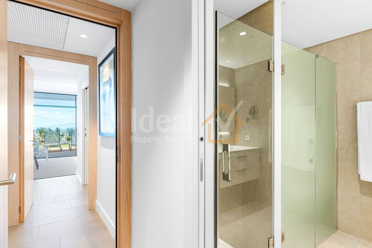 2 makuuhuone Huoneisto myytävänä paikassa Guia de Isora mukana uima-altaan 
autotalli - 895 000 € (Ref: 8954087)