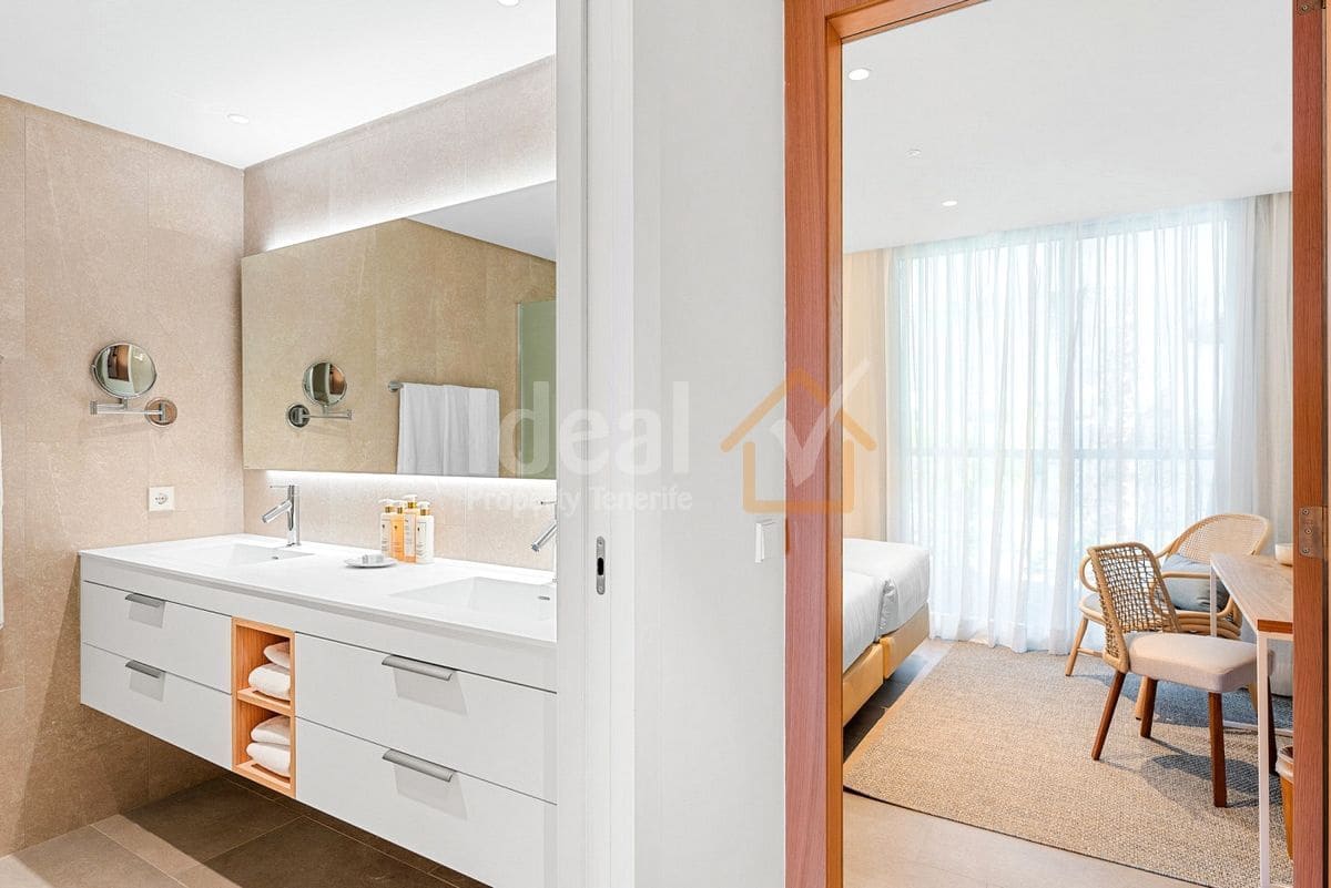 2 makuuhuone Huoneisto myytävänä paikassa Guia de Isora mukana uima-altaan 
autotalli - 895 000 € (Ref: 8954087)