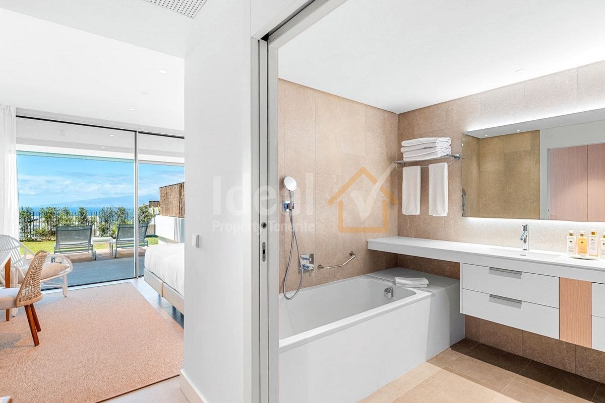 2 makuuhuone Huoneisto myytävänä paikassa Guia de Isora mukana uima-altaan 
autotalli - 895 000 € (Ref: 8954087)