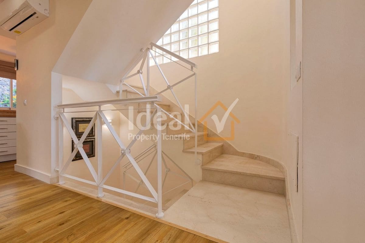 4 soverom Villa til salgs i Puerto Santiago med svømmebasseng garasje - € 1 125 000 (Ref: 9047652)