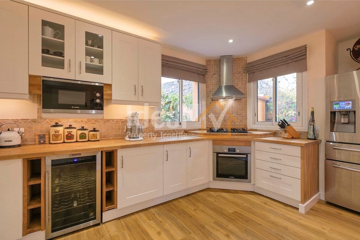 4 soverom Villa til salgs i Puerto Santiago med svømmebasseng garasje - € 1 125 000 (Ref: 9047652)