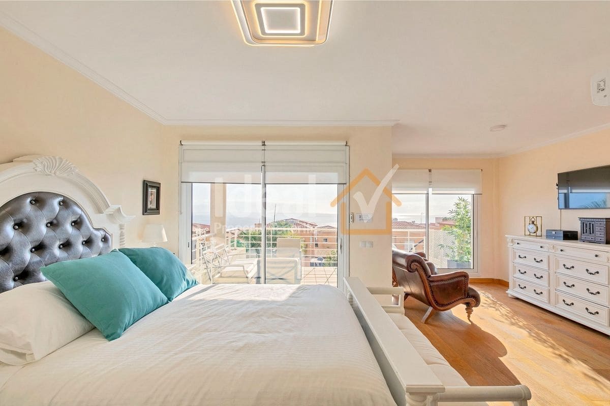 4 soverom Villa til salgs i Puerto Santiago med svømmebasseng garasje - € 1 125 000 (Ref: 9047652)