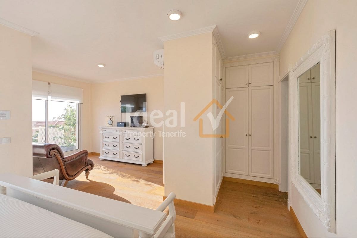 4 soverom Villa til salgs i Puerto Santiago med svømmebasseng garasje - € 1 125 000 (Ref: 9047652)